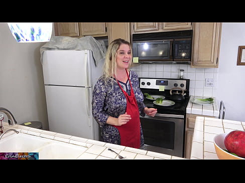 ❤️ Stepmom mulgere eum in culina ante diem suum Sex video  apud nos